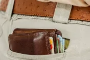 買便當「掏2張百鈔+20個1元」遭羞辱　老闆兒：這種錢別拿來
