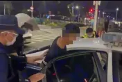 紅燈越線害被通緝身分漏餡　騎士狼狽被銬女友激動護航