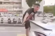 影/「牛魔王」高雄街頭遭砸畫面曝！男怒拔球棒猛k　路人嚇傻
