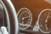 熄火的車內千萬別待！日本記者實測高溫飆破72.5度