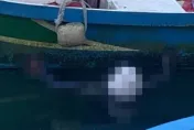 騎車墜落富基漁港！男浮屍「繩子緊綁身體跟機車」卡漁船邊　死因身分釐清中