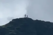 石門哈哈山頂驚見詭異巨人！「這移速合理嗎」　網笑：你看到山神了