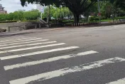 洗刷行人地獄污名！他站路邊「機車急煞、汽車險親屁股」　網笑：另一種地獄