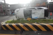 影/嘉義水上兩車相撞　油電車「側躺90度」豎立快車道