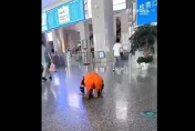 影/弄髒乘客衣服被索賠...清潔員「下跪叩頭」道歉　公司回應：已達成和解