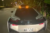 影/千萬車禍無誤！新店7旬翁開車變換車道沒注意　擦撞BMW i8超跑尷尬了