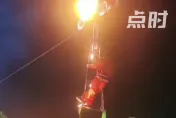 影/「高空鋼索騎機車」特技表演一半突燃燒　演員空中奮力滅火引驚呼