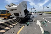 快訊/拖板車西濱高速撞垃圾車　騎上分隔島車頭倒掛