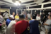 影/職業天九牌賭場隱身民宅　警前後包抄破門逮14人
