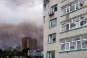 影/百米沙牆！新疆遇沙塵暴侵襲　黑龍江外牆遭冰雹砸凹「如亂槍掃射」