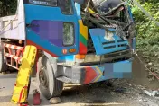 快訊/高雄大貨車突自撞！電線杆砸碎車頭　緊急斷電救出受困駕駛