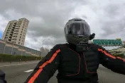 影／汐止到基隆10分鐘！重機再挑釁「收不到罰單」　網：購物車也可以上國道？
