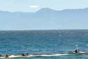 小琉球險象！「海上母雞帶小鴨」膠筏拖帶獨木舟玩水
