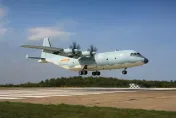 國軍偵獲對岸30機艦闖西南空域　共機貼海峽中線飛擾台海