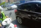 老婆要生了卻塞車陣！夫按下車窗求助　暖警霸氣：「跟我走」…5分鐘直衝醫院