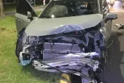 鬼切釀禍！高雄左營切換車道釀嚴重車禍　車頭撞爛、2車駕駛輕傷
