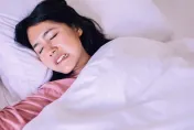 睡覺打呼、磨牙樣樣來　枕邊人被吵得睡不著！醫解：磨牙沒那麼簡單