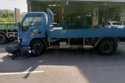 影/砰！8旬老翁騎機車疑闖紅燈暴衝　遭貨車猛撞慘死