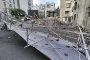 影/北市強風吹垮工地鷹架　扯斷電線壓損機車幸無人傷
