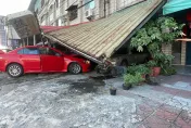 快訊／撞民宅！屏東駕駛疑閃車不慎失控　6輛汽機車遭殃