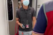 獨/躁動片！男子台鐵車廂內跳針猛說「借過」　手機放軍歌超大聲還踹人