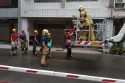 高雄移工大逃亡！吊車臂拼死也上去　消防隊雲梯車出動請人