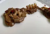 泰國妹吃沙拉咬到「似人類整排牙齒」崩潰狂吐　醫：可能是鯧魚