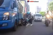 影/永和低胸妹摔車險遭輾、10男幫撐傘護花　網：心疼奶奶撞傷