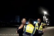 影/騎車不戴安全帽見警棄車狂奔！他邊跑邊丟包毒品被活逮