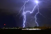 黑夜狂雷轟炸嘉義！　居民睡到一半嚇醒：以為要打仗了