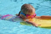 5歲童玩水竟腺病毒感染、眼結膜發炎！諾羅、A肝也易透過戲水傳染
