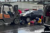 影/屏東鹽埔車禍騎士卡車底　熱心民眾開堆高機救人