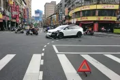 影/租來的388萬特斯拉與小黃對撞　車頭撞爛這下慘了