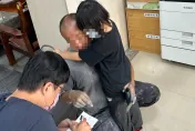 想拔拔！6歲女安親班開溜　水泥父汗流髒污相擁「爸爸要上班」讓警鼻酸