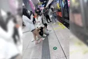 女友腿酸甘當「人肉座椅」引論戰　網友嘲：地鐵現奴隸獸