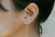 男友熱吻「舔耳太用力」...啵！女耳膜破裂失聰　網嘲：連耳屎都吸乾淨了