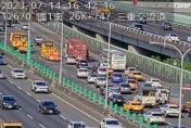 快訊/下班注意！國道一號二重交流道大貨車衝撞護欄　車流「紫爆」回堵5公里