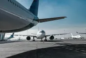 影/客機降落突失控撞牆「當場腰斬」　機上34人奇蹟生還