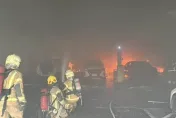 整間廠幾乎報銷！台南善化汽修廠「疑似機台自燃」釀火警　4車慘燒毀
