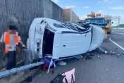 國1轎車撞護欄！駕駛「閃車失控」側翻躺路肩　2人送醫