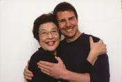 合作阿湯哥30年！86歲退休翻譯洩巨星私下暖舉…被邀當嘉賓喊話「陪在我身邊就好」