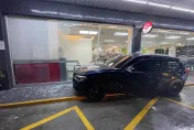 疑妻外遇約談判！驚見妻坐小王車上　人夫「抓狂」猛踩油門連撞5次…連超商也遭殃被撞
