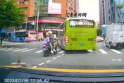 影/夠誇張！三寶騎士3貼「逆向穿公車」衝十字路口　網氣炸：想死別拿小孩開玩笑