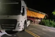 砂石車卡到陰！新北南下到嘉義公墓偷倒廢棄物突「斷開連結」橫躺路中遭逮