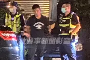 影/台中囂張毒蟲民宅鬧事！拒檢還開車衝撞警車　勇警破窗壓制逮人