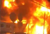 影/卡車在平交道拋錨動彈不得　下秒火車攔腰撞上爆出巨大火球