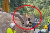 北宜公路49.6K怪手側翻事故！道路持續管制通行　明移除擋路巨石