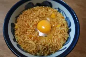 生活智慧王！泡麵「超強去油」法　網讚：吃泡麵吃到出師