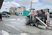 整條路差點多一層！桃園蘆竹預拌車閃車翻覆　「水泥灑一地」直接灌漿