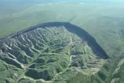 世界最大永凍土融坑「冥界之門」擴大　專家示警恐加劇暖化